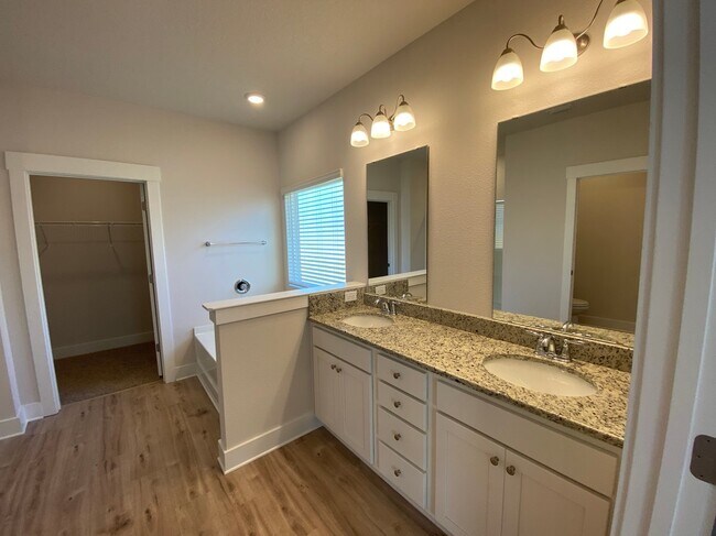 Building Photo - 3398 Southwind Dr