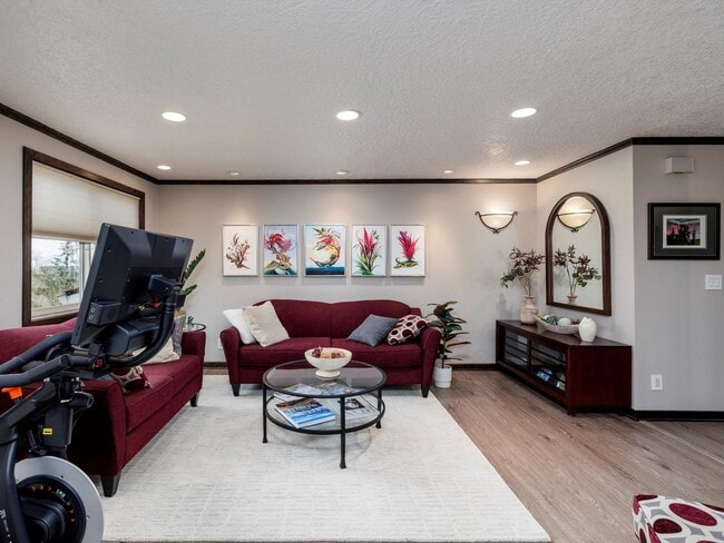 Building Photo - Beautiful 3 bedroom unit near in Lake Oswe...