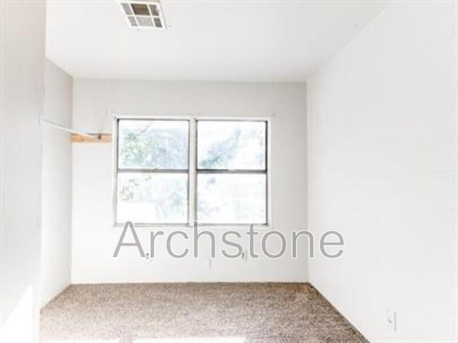 Building Photo - 1004 Sandra Dr