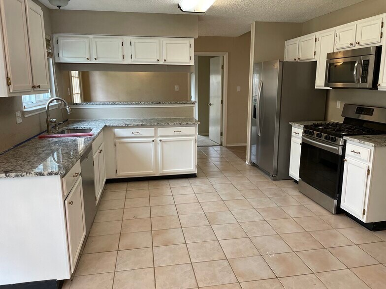 Building Photo - 507 Eaglecreek Dr
