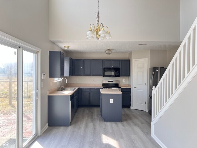 Building Photo - 713 Hollowood Ln