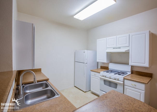 Building Photo - Lovely 1Bdm 1Ba Gated Condo in the Heart of Providence Area!