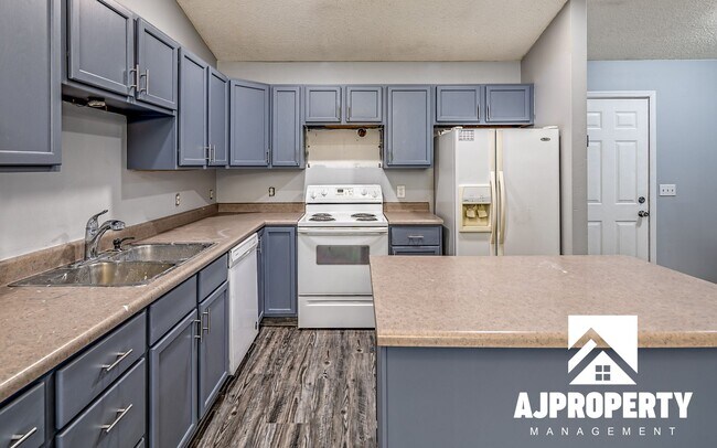 Building Photo - 4 Bedroom 2 bathroom near Memorial middle ...