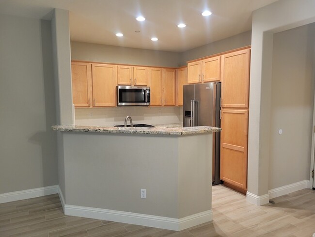 Building Photo - Beautiful Dual Master Condo in Folsom