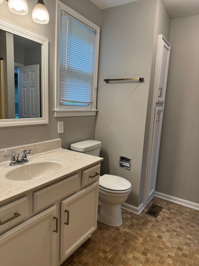 Building Photo - Exit 8! Rossview School. 4 Bed/2 Bath over 1700 Sq.ft!