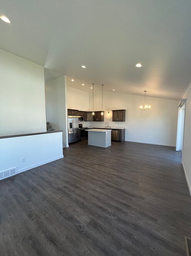 Building Photo - 3 Bed 3 Bath Townhome