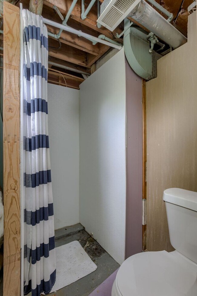 Building Photo - Charming 2 Bedroom With Spacious Living In...