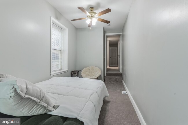 Bright and Cozy bedroom - 1927 Hollins St