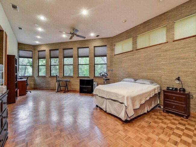 Building Photo - 800 Leonard St