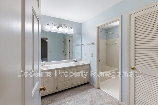 Building Photo - 208 Cottage Pl
