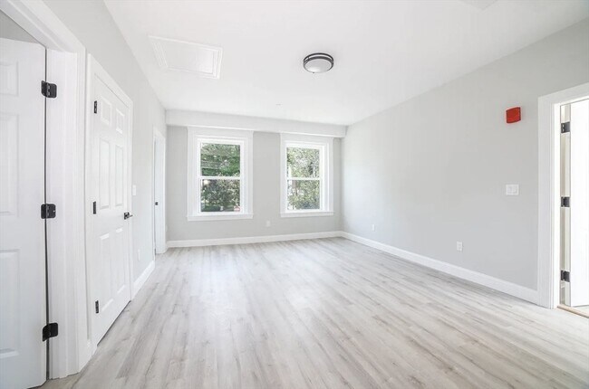 Building Photo - 566-572-572 Main St