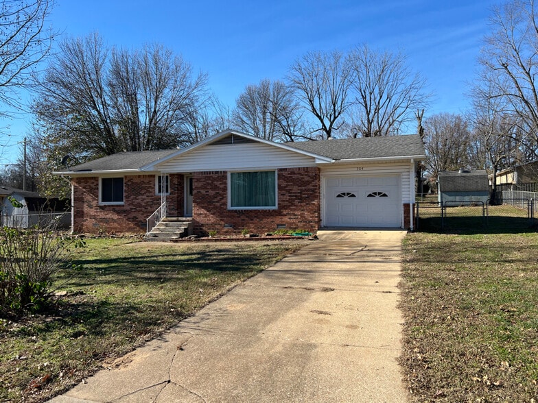 Primary Photo - 304 Smalley St