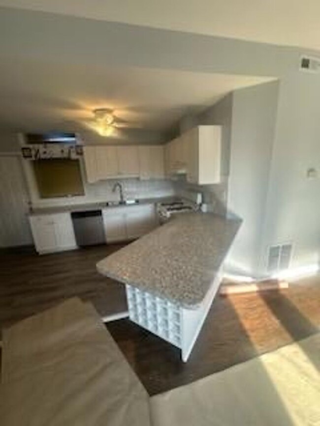 Building Photo - Large 3 bedroom 2 bathroom Condo with Cent...