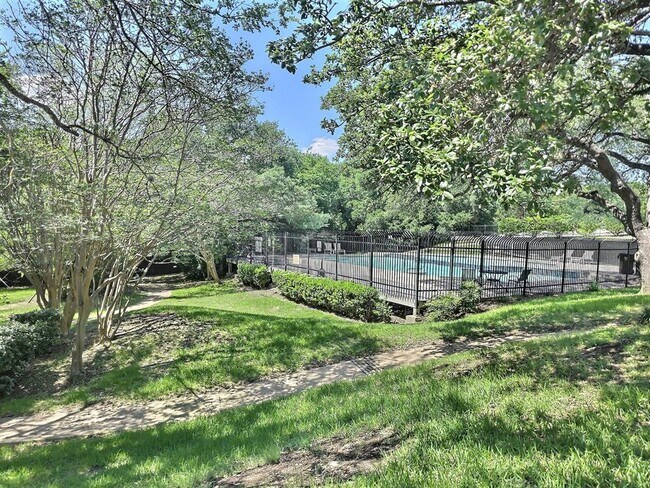 Building Photo - 1015 E Yager Ln