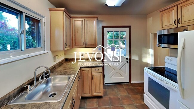 Primary Photo - $895 Rent Credit - Charming 3-bedroom home with washer and dryer, an equipped kitchen, and nearby...