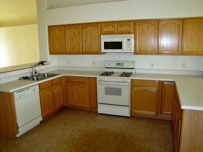 Building Photo - 3BR/2BA, 3-car garage, 1854 sq.ft. home in...