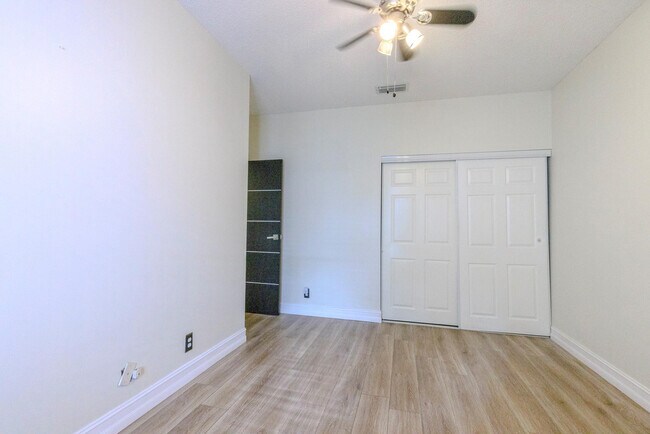 Building Photo - 4082 Trenton Ave