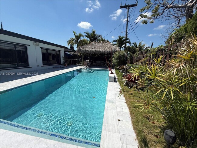 Building Photo - 9495 Dominican Dr