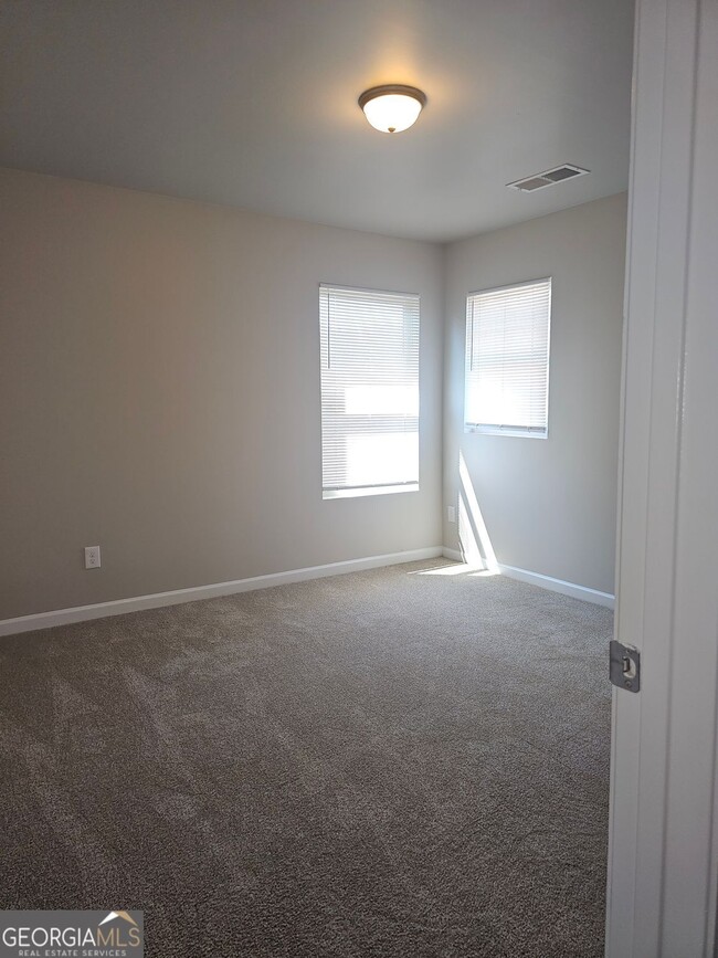 Building Photo - 102 Daisy Cir