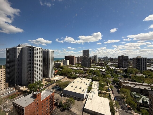 Building Photo - 4343 N Clarendon Ave