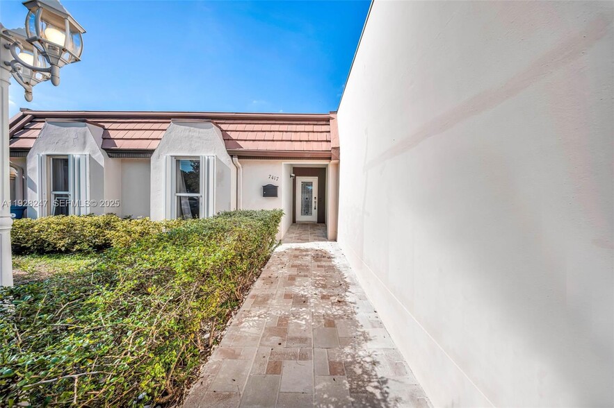 Building Photo - 7417 Twin Sabal Dr