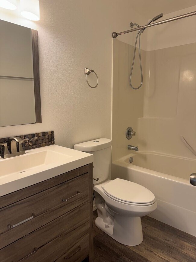 Building Photo - Spacious 4-Bedroom in Clearwood – Gated Co...
