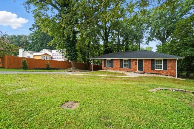 Building Photo - Perfect blend of Charm and Convenience!