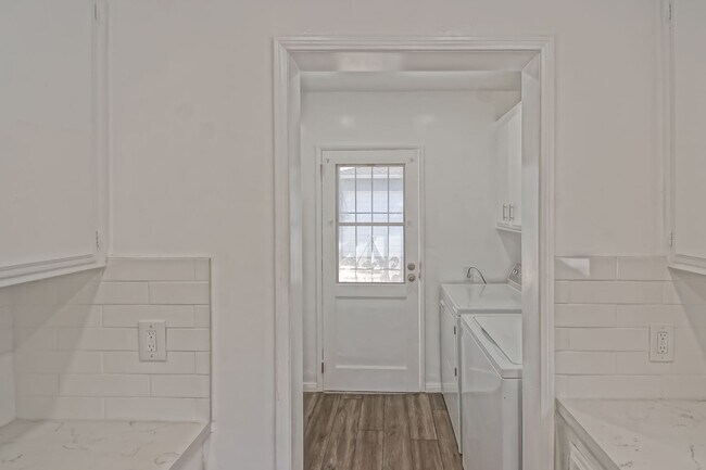 Building Photo - REMODELED, BRIGHT & AIRY 3BR2BA HOME W/ DETACHED GARAGE, CHARMING FRONT PORCH/YARD & HUGE REAR YA...
