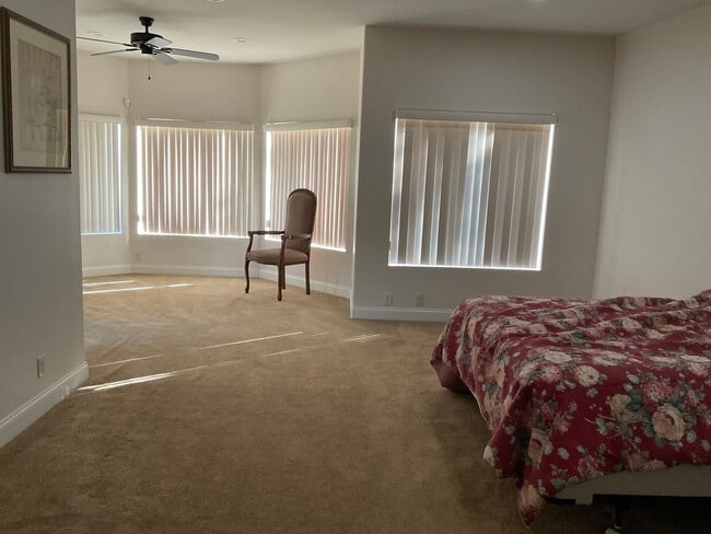 Building Photo - Spacious and Furnished 9 Bedroom House Nea...