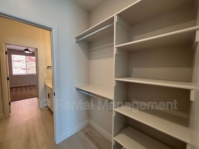 Building Photo - 840 Twin Lakes Dr