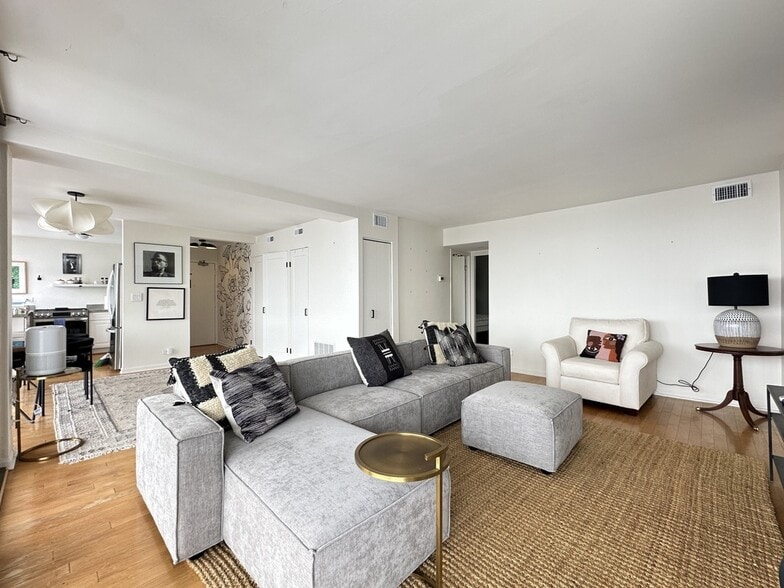 Building Photo - 6701 S Crandon Ave