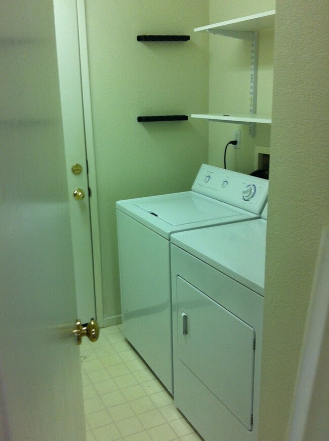 Building Photo - 3 Bedroom 2 Bath Home in Mace Ranch