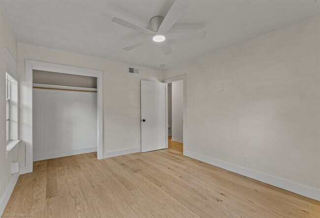 Building Photo - 1351 Dell Oak Dr