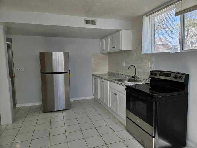 Building Photo - Beautiful 5 Bedroom home in Great Layton Location!