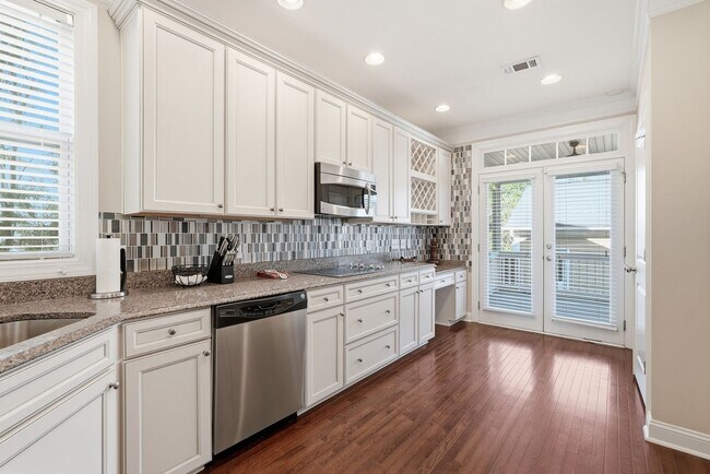 Building Photo - 313 Lakeview Dr