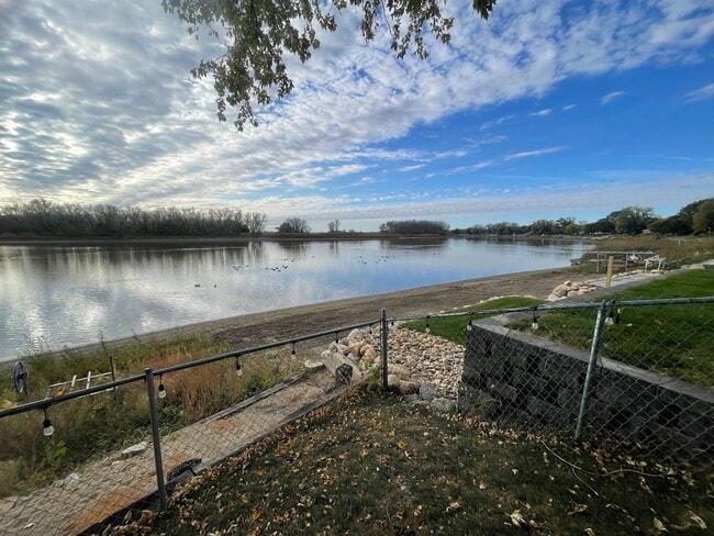 Building Photo - 3 bedroom 2 bathroom lake house for rent!