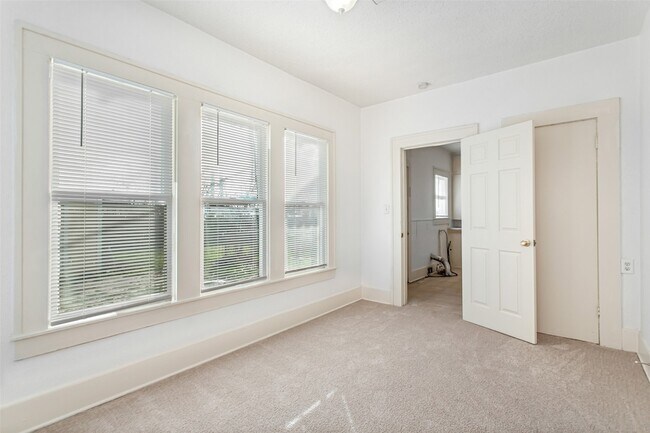 Building Photo - 316 W Avenue A