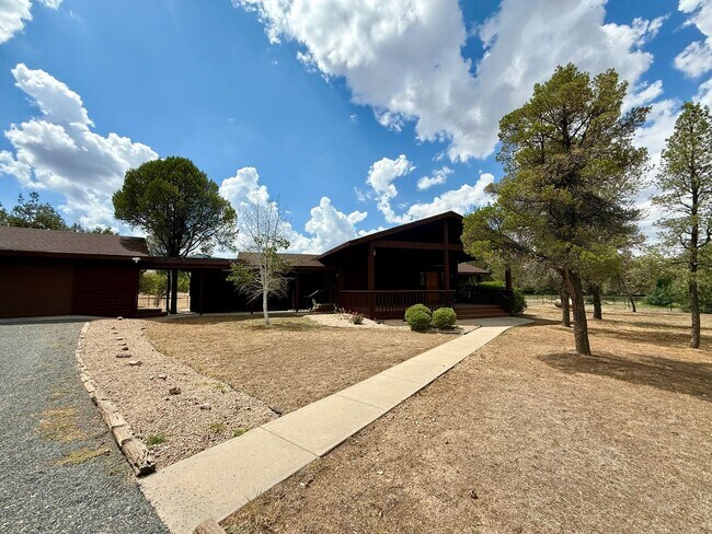 Building Photo - Custom home on 3 acres in Williamson Valley