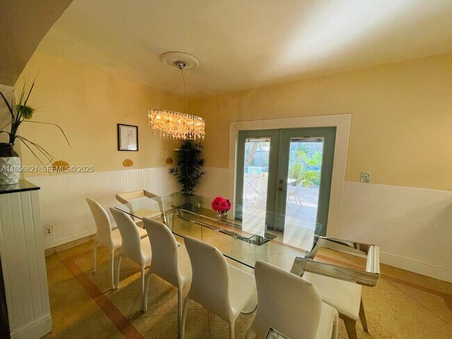 Building Photo - 701 Hollywood Blvd