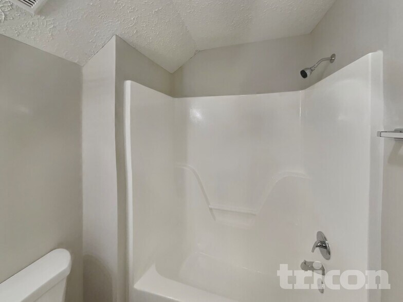 Building Photo - 2773 Riverbend Dr