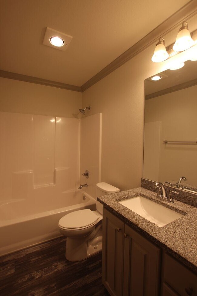 Building Photo - Beautiful 3 Bedroom 2 Bathroom Townhouse i...