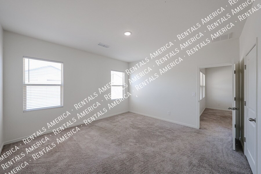 Building Photo - 5720 W Sunrise Dr