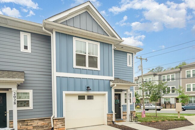 Building Photo - Charming 3-Bedroom Townhome Close to Every...