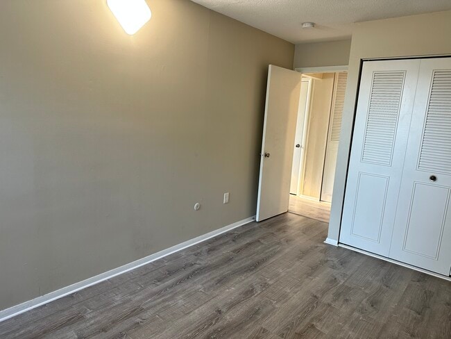 Building Photo - 2 Shrewsbury Green Dr