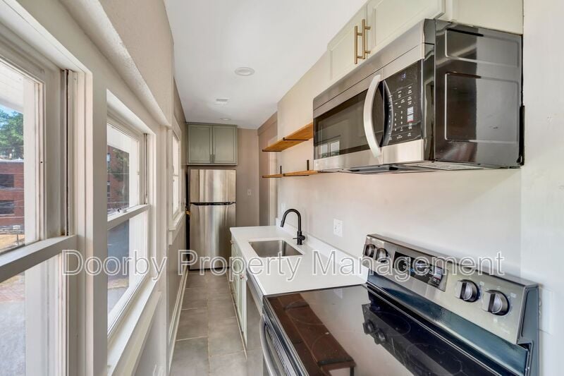 Building Photo - 621 Fortwood Pl