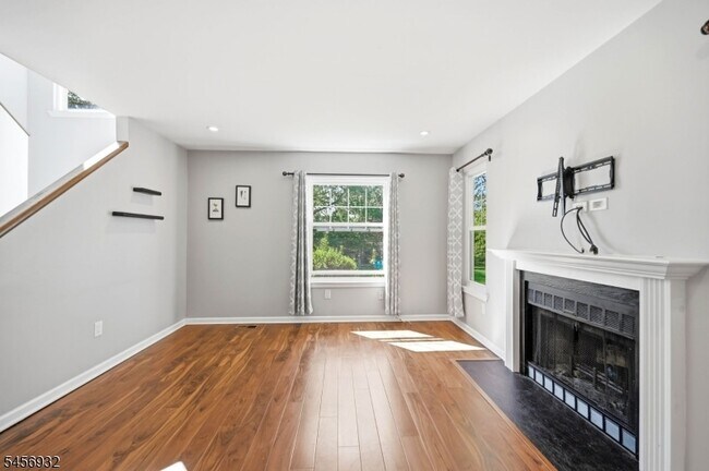 Building Photo - 81 Village Cir