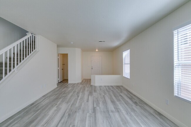Building Photo - Stunning 4 bedroom, 2.5 bathroom