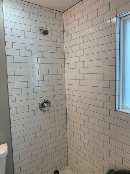 Unit 2-Subway tile finished shower! - 516 N Broad St