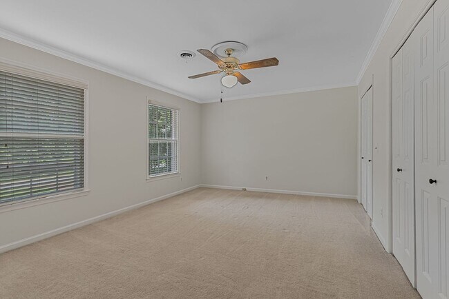 Building Photo - AVAILABLE NOW-- 4-Bed/5-Bath in the heart ...