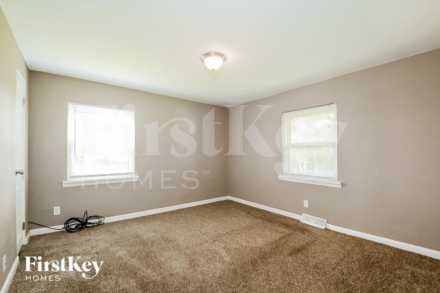 Building Photo - 704 Highland Dr